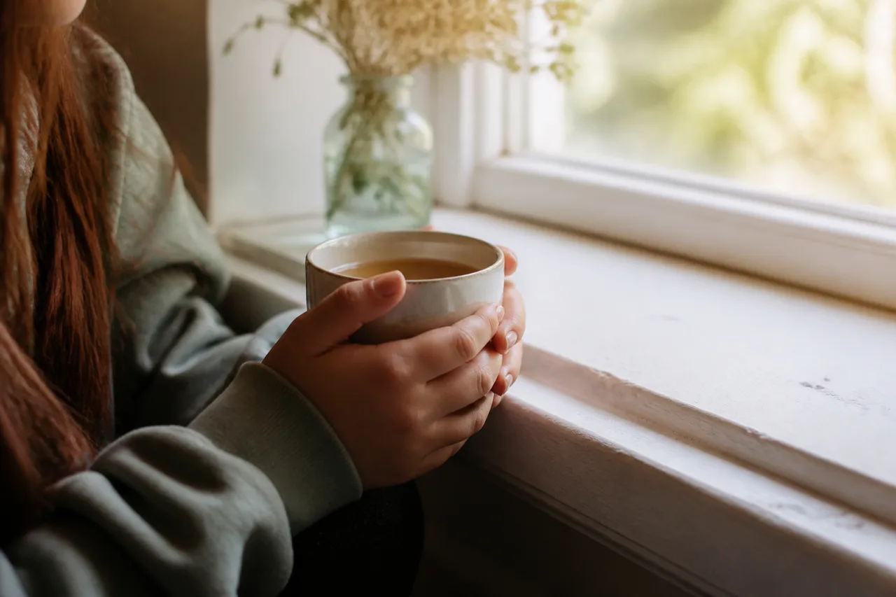 Calm home setting for virtual teen mental health care